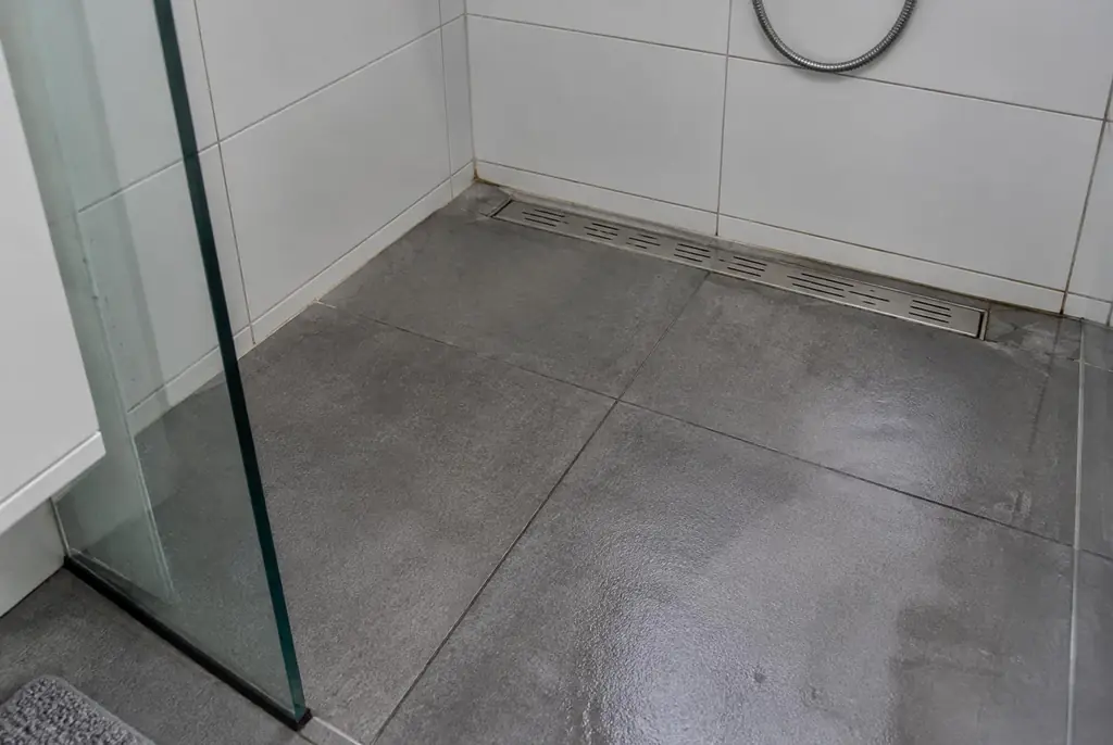 Lekdetectie Lemmer – lekkende inloopdouche met natte voegen