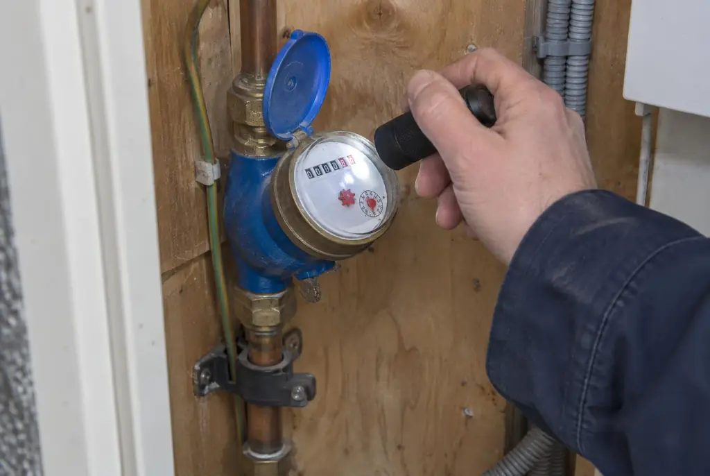 Lekdetectie Lemmer – watermeter in de meterkast controleren met een zaklamp